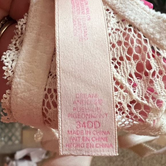 Victoria Secret White Lace Push Up Bra - Picture 9 of 10